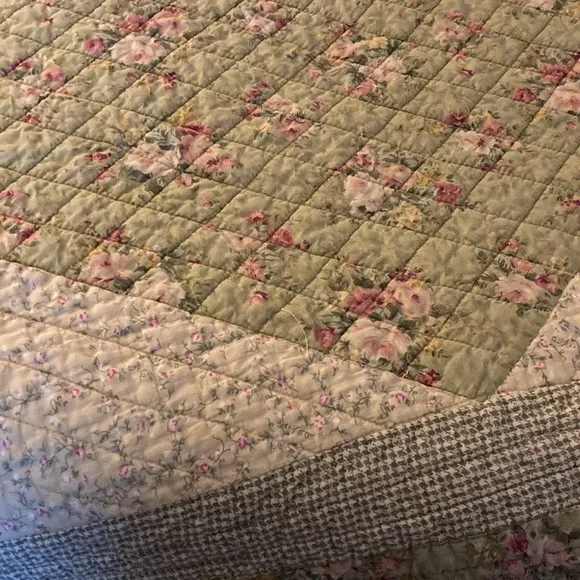 🛌 Cozy Quilt Throw/Lap Blanket - Picture 3 of 5